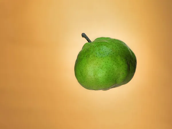 Levitating päron på orange bakgrund — Stockfoto
