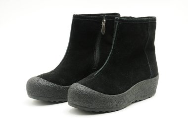 İzole edilmiş beyaz sırt grubunda genç bayan süet botlar.