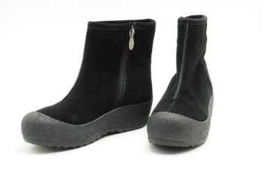 İzole edilmiş beyaz sırt grubunda genç bayan süet botlar.