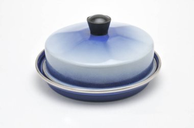 Tereyağı ve margarin için izole edilmiş beyaz arka planda mavi emaye metal tabak.