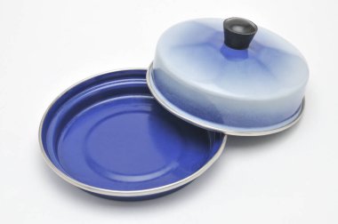 Tereyağı ve margarin için izole edilmiş beyaz arka planda mavi emaye metal tabak.