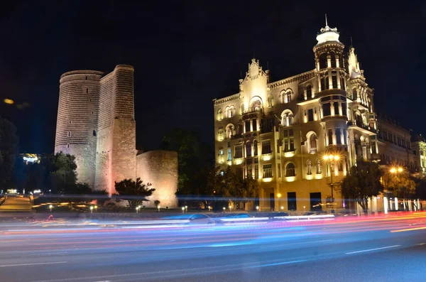Maiden Tower Historiallinen Rakennus Yöllä Kaupungin Bak — kuvapankkivalokuva