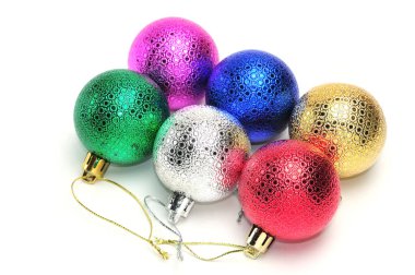 Yeni yıl ağacı için izole edilmiş beyaz grupta renkli noel baloları