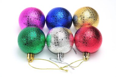 Yeni yıl ağacı için izole edilmiş beyaz grupta renkli noel baloları