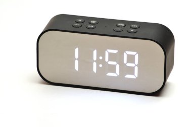 Elektronik saat 11 saat 59 dakika izole edilmiş beyaz bir grupta