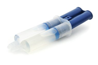 İzole edilmiş beyaz bir grupta iki bileşen epoksi yapıştırıcı.