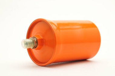 Beyaz bir sırt grubunda bir arabanın değiştirilebilir yakıt filtresi