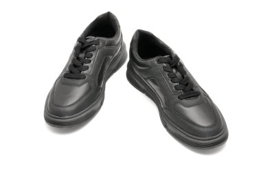 İzole edilmiş beyaz bir sırt grubunda deri sonbahar erkek botları.