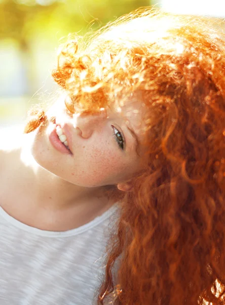 Redheaded νεαρή γυναίκα — Φωτογραφία Αρχείου