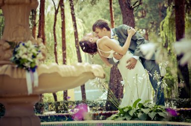 damat ve gelin bir parkta