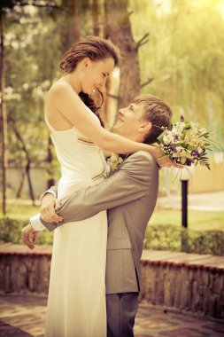 damat ve gelin bir parkta