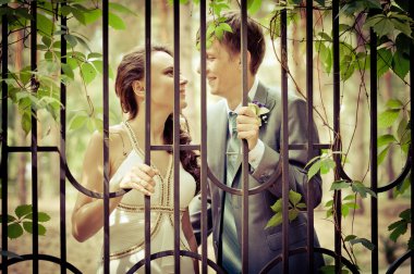 damat ve gelin bir parkta