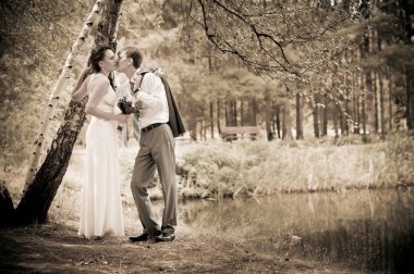 damat ve gelin bir parkta