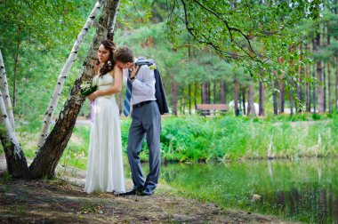 damat ve gelin bir parkta