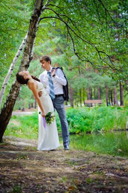 damat ve gelin bir parkta