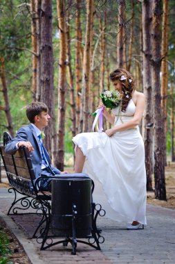 damat ve gelin bir parkta