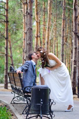 damat ve gelin bir parkta