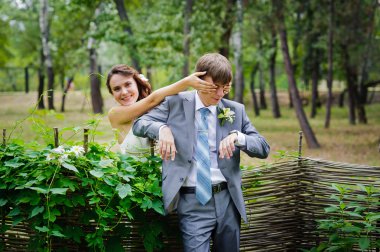 damat ve gelin bir parkta