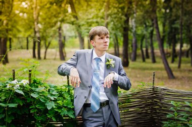 damat ve gelin bir parkta