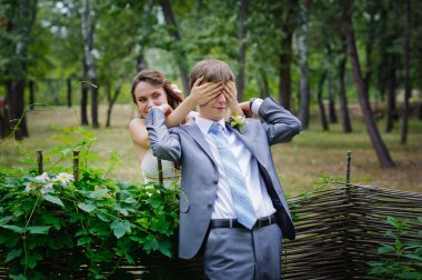 damat ve gelin bir parkta