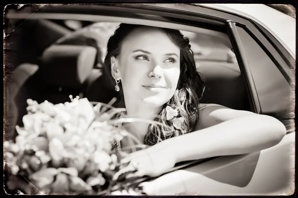 Bruid in de auto — Stockfoto