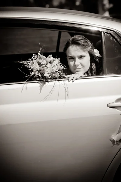 在车里的新娘 — 图库照片