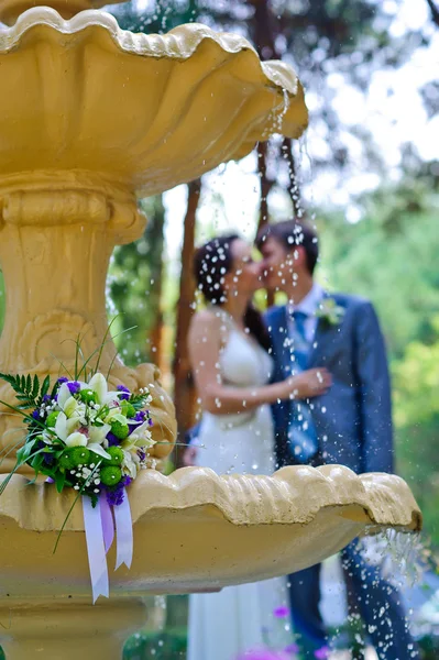 Mariée et marié dans un parc — Photo