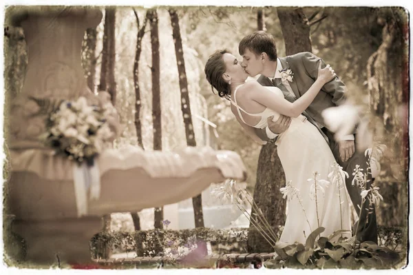 Mariée et marié dans un parc — Photo