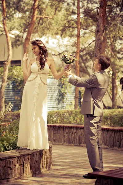 Sposo e sposa in un parco — Foto Stock