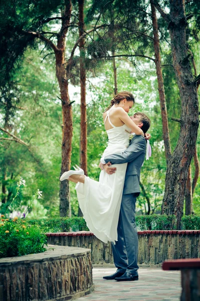 Bruid en bruidegom in een park — Stockfoto