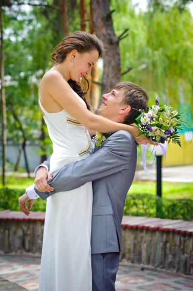 damat ve gelin bir parkta