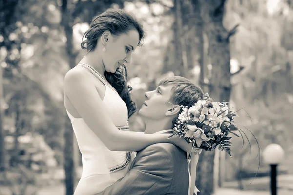 Sposo e sposa in un parco — Foto Stock