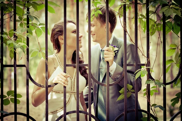 Mariée et marié dans un parc — Photo