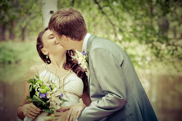 damat ve gelin bir parkta