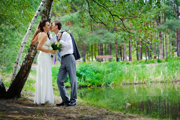 damat ve gelin bir parkta