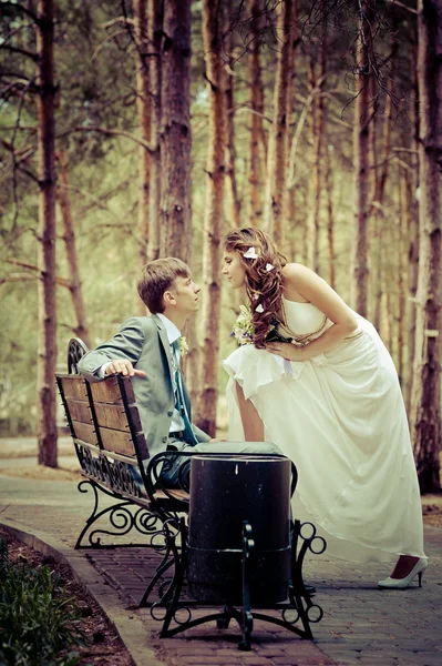 Brudgummen och bruden i en park — Stockfoto