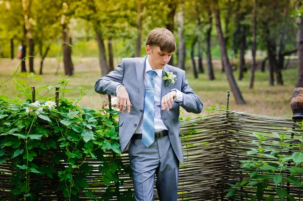 Brudgummen och bruden i en park — Stockfoto