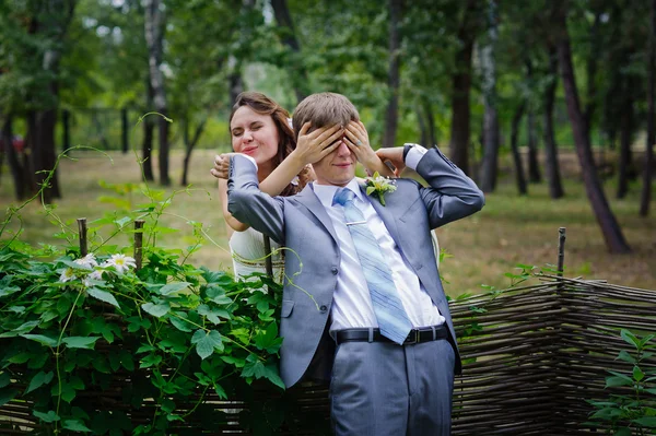 Groom and Bride in a park — Stock Photo, Image