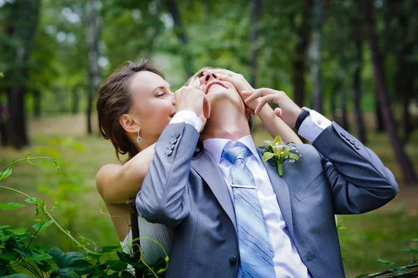 Sposo e sposa in un parco — Foto Stock