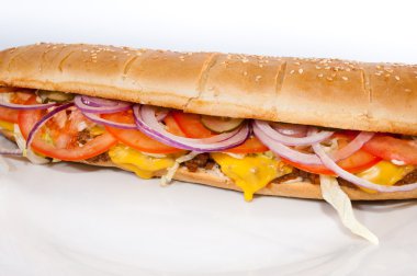 Sandviç beyaz arkaplanda izole edildi