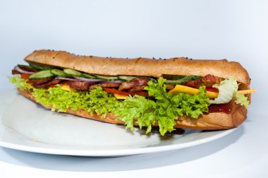 Sandviç beyaz arkaplanda izole edildi