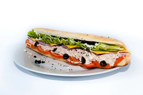 Sandviç beyaz arkaplanda izole edildi