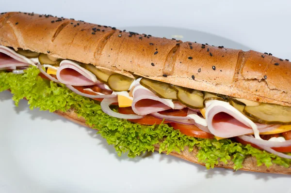 Sandwich geïsoleerd op witte achtergrond — Stockfoto