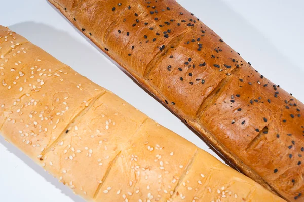 Pão para sanduíche em um fundo branco isolado — Fotografia de Stock