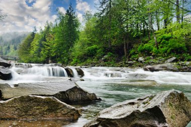 kayalar ve t arasında beyaz köpük ile dağ nehir akar