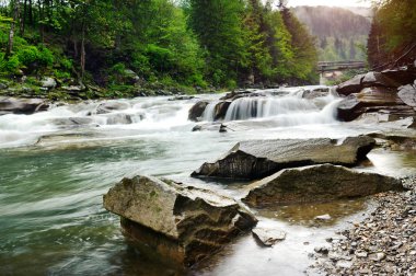 kayalar ve t arasında beyaz köpük ile dağ nehir akar