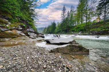 kayalar ve t arasında beyaz köpük ile dağ nehir akar