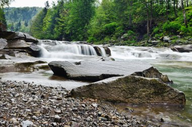 kayalar ve t arasında beyaz köpük ile dağ nehir akar