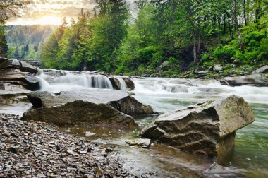 kayalar ve t arasında beyaz köpük ile dağ nehir akar