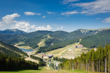 dağlar ve çayırlar güzel manzarasının ormanla kaplı